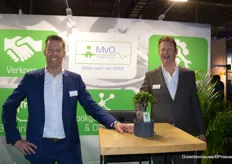 Martijn Joore en Marcel van Oudheusden van MvO Energy met een duidelijke boodschap op de achtergrond.